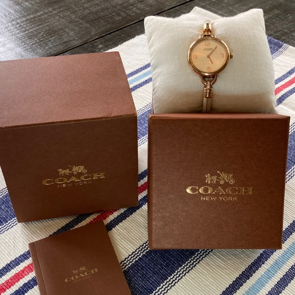 LIKE NEW!!!✨Coach Rose Gold Round Face Watch with Cream Strap ✨